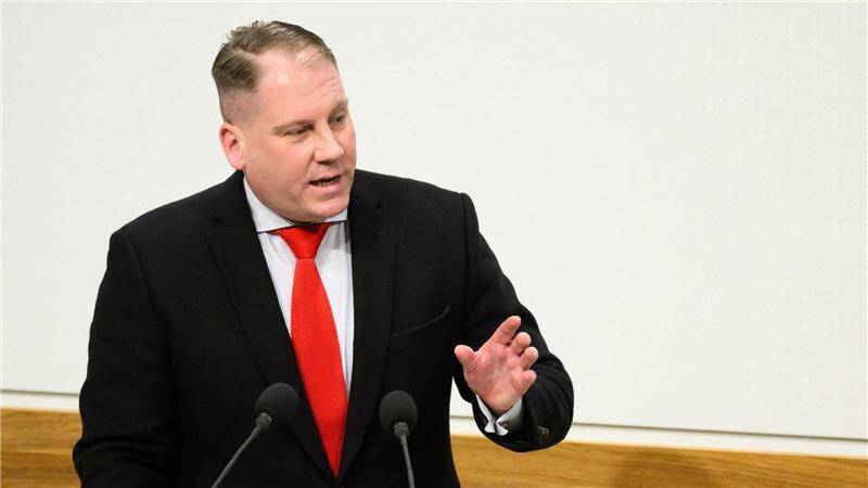 Der AfD-Abgeordnete Lilienthal stellt sich vor die Mitarbeiter seiner Fraktion. (Archivbild)