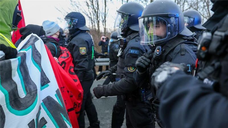 Proteste gegen AfD: Abgeordneter bei Polizeieinsatz verletzt Der AfD-Bundesparteitag in Riesa wird begleitet von massiven Protesten.