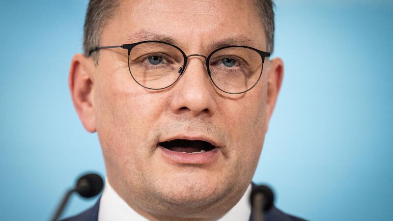 Der AfD-Bundesvorsitzende Tino Chrupalla will im Fall Alexej Nawalny erst die Ermittlungen der russischen Behörden abwarten.