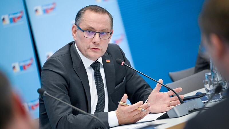 Ermittlungen nach Vorfall mit Chrupalla eingestellt Der AfD-Chef sprach von einem Anschlag, der auf ihn verübt worden sei. „Insgesamt ist dieser Angriff auf mich als Anschlag zu werten“, sagte er wenige Tage nach der Klinikbehandlung in Berlin. Die Staatsanwaltschaft bewertet den Vorfall allerdings anders.