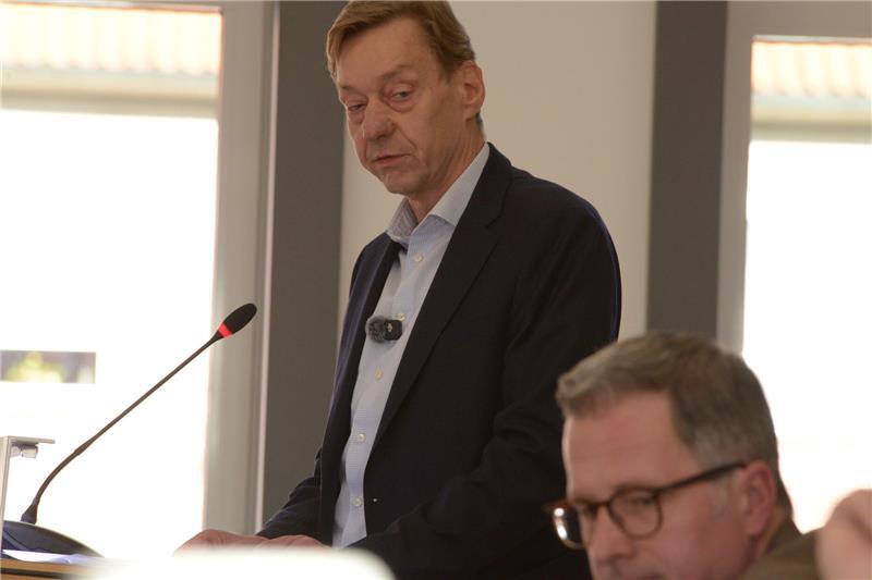 Der AfD-Kreistagsabgeordnete und Kreisvorsitzende Maik Julitz mit Mikrofon für die Tonaufnahmen.