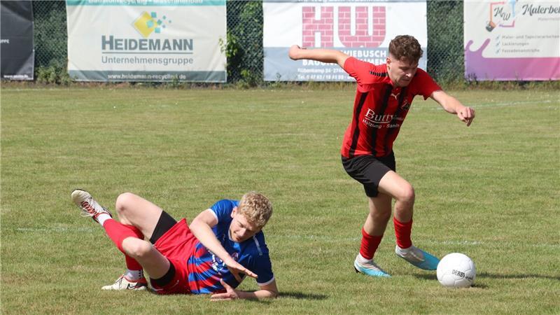 Der Agathenburger Elias Pejas (am Ball) setzt sich gegen Sjoerd Stuthmann (O/O II) durch.