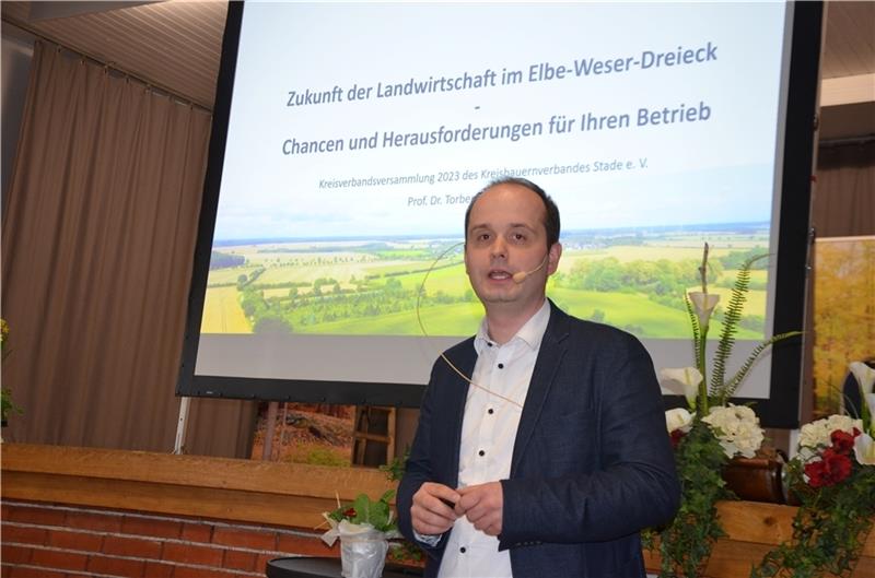 Der Agrarökonom Professor Torben Tiedemann stellte eine Studie aus dem Elbe-Weser-Dreieck aus dem Jahr 2022 vor. Fotos: von Allwörden