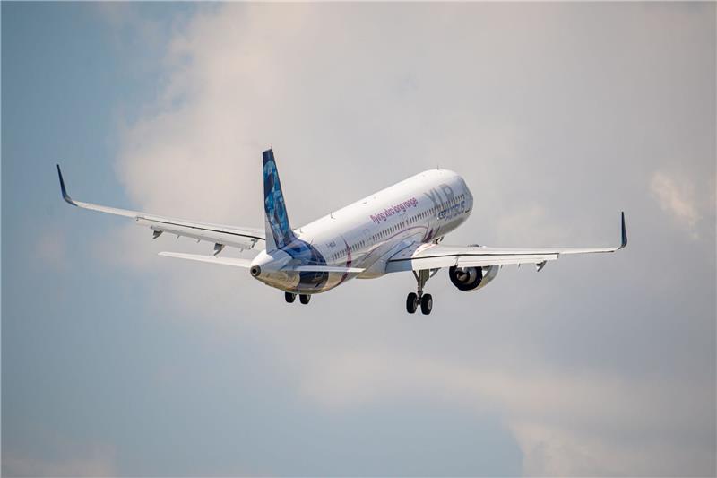 Der Airbus A321 XLR ist zu einem Testflug gestartet. Der neue Flugzeugtyp soll besonders weite Strecken zurücklegen können. Foto: dpa-Bildfunk