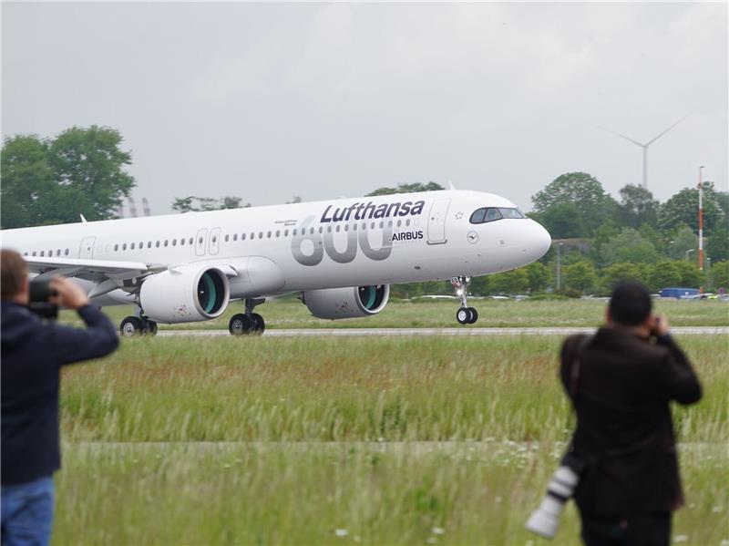 Airbus feiert in Finkenwerder Jubiläum mit seinem besten Kunden Der Airbus A321neo «Münster» der Fluggesellschaft Lufthansa hebt am Airbus-Werk in Finkenwerder zum Flug nach München ab.
