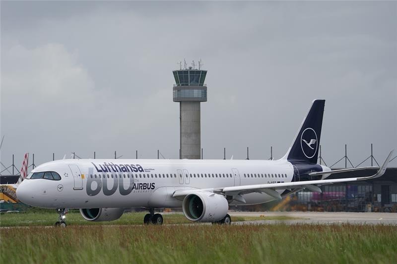 Airbus feiert in Finkenwerder Jubiläum mit seinem besten Kunden Der Airbus A321neo „Münster“ der Fluggesellschaft Lufthansa rollt am Airbus-Werk in Finkenwerder zur Startbahn. Der A321neo ist der 600. Airbus in der Flotte der Fluggesellschaft Lufthansa. Foto: Marcus Brandt/dp