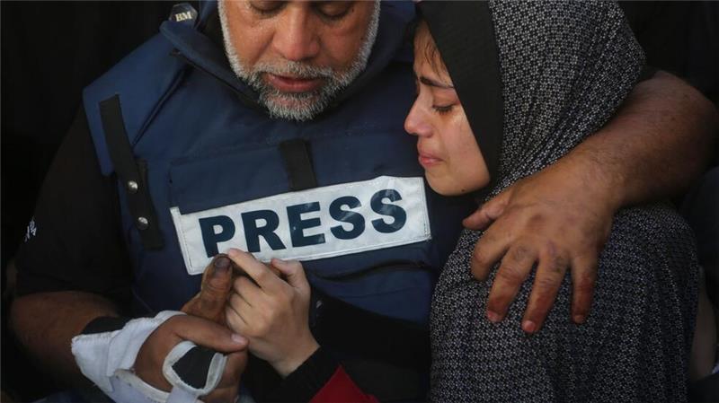 RSF: Dieses Jahr starben mehr als 50 Journalisten bei Arbeit Der Al-Dschasira-Journalist Wael al-Dahdu hält die Hand seines Sohns Hamza, der ebenfalls für Al-Dschasira arbeitete und bei einem israelischen Luftangriff im Gazastreifen getötet wurde.