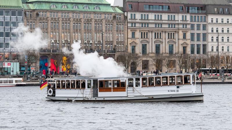 Der Alsterdampfer „St. Georg“ fährt über die Binnenalster.