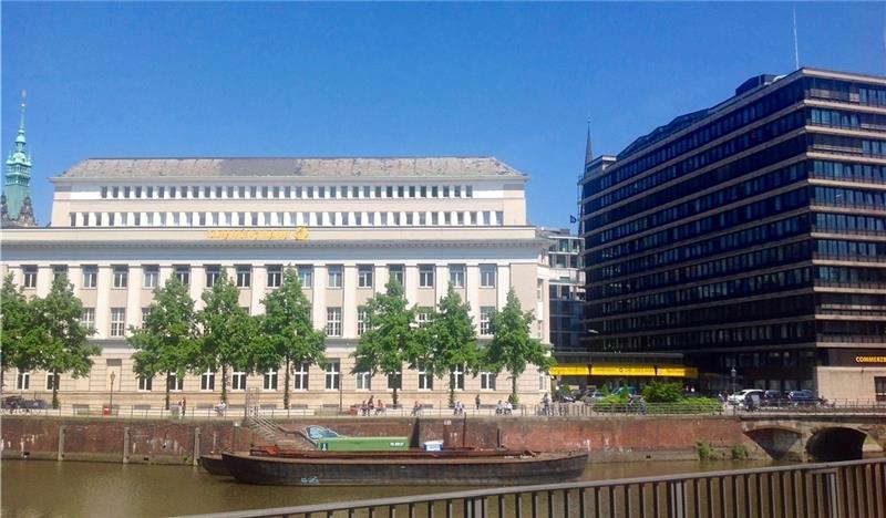 Der Altbau links soll abgerissen werden, der Anbau aus den Nachkriegsjahren rechts erhalten bleiben, weil nur er unter Denkmalschutz steht. Foto Lorenz