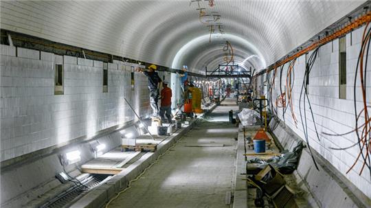 Blick in den Alten Elbtunnel, wo Sanierungsarbeiten stattfinden.