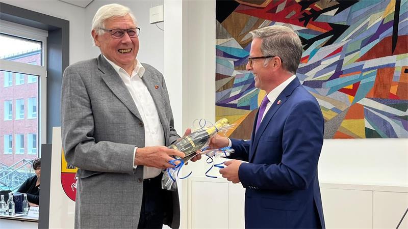 Der Altländer Gerd Lefers wird für 35 Jahre ehrenamtliche Arbeit im Kreistag von Landrat Kai Seefried ausgezeichnet.