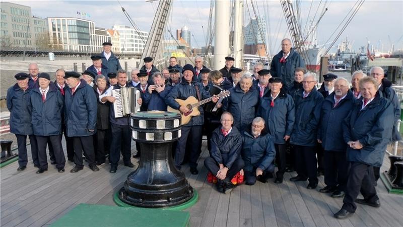 Der Altländer Shanty-Chor an Bord der Rickmer Rickmers. Foto: Altländer Shanty-Chor
