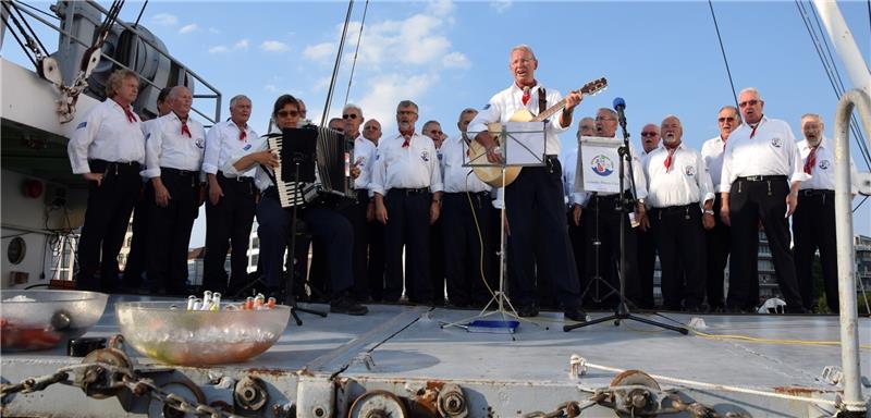 Der Altländer Shanty Chor sorgte mit Seemannsliedern für den musikalischen Rahmen. Fotos Nowottny