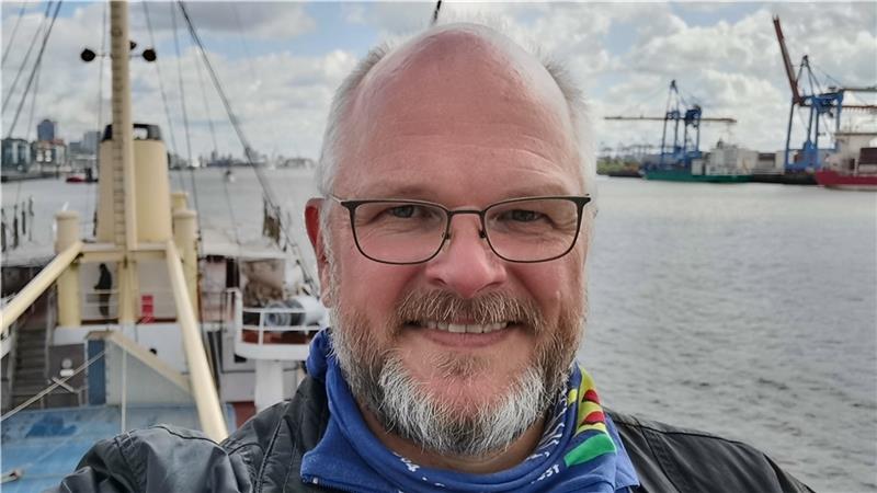 Der Altländer Shantychor-Leiter Michael Bunge freut sich über den überraschenden weltweiten Siegeszug der Lieder von Walfängern und betrunkenen Seeleuten. Foto: Bunge