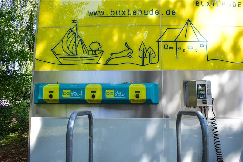 Hollywoodreif: Mit ChatGPT auf Entdeckungsreise durch Buxtehude Öffentliche Toilette mit Ladessäule für E-Räder auf dem Altstadtparkplatz.