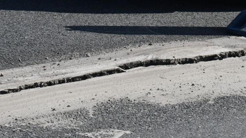 Der Anblick dieser versetzten Spalte im Zuge der Ostebrücke ist nicht gerade vertrauenserweckend. Die Straßenbaubehörde sieht darin jedoch kein akutes Risiko hinsichtlich der Stabilität. "Der Baugrund und die Schäden sowie die Brücke" würden "erneut intensiv geprüft und untersucht" werden.