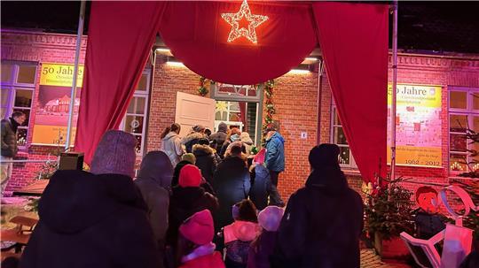 Der Andrang ist groß, aber Eltern und Kinder warten geduldig, um den Weihnachtsmann in seiner Stube zu besuchen.