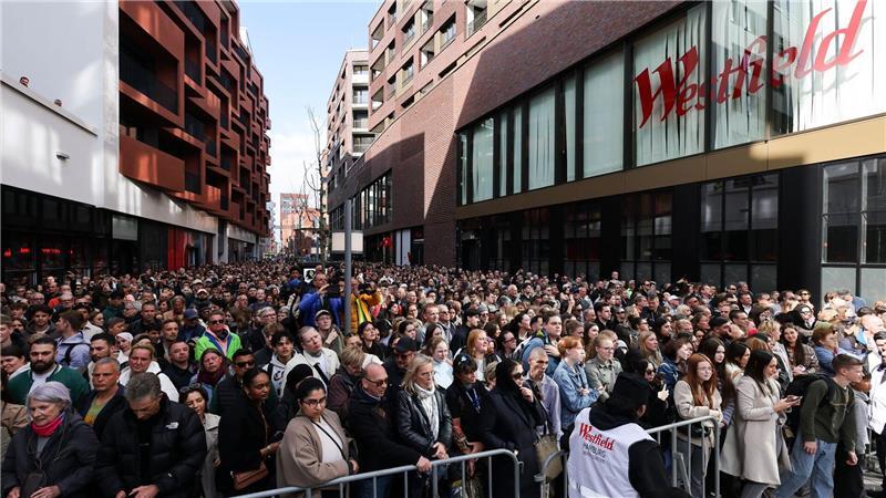 Shoppen und Schlemmen - Westfield Überseequartier ist offen Der Andrang zur Eröffnung war groß - Hunderte Menschen warteten vor den Absperrgittern auf Einlass.