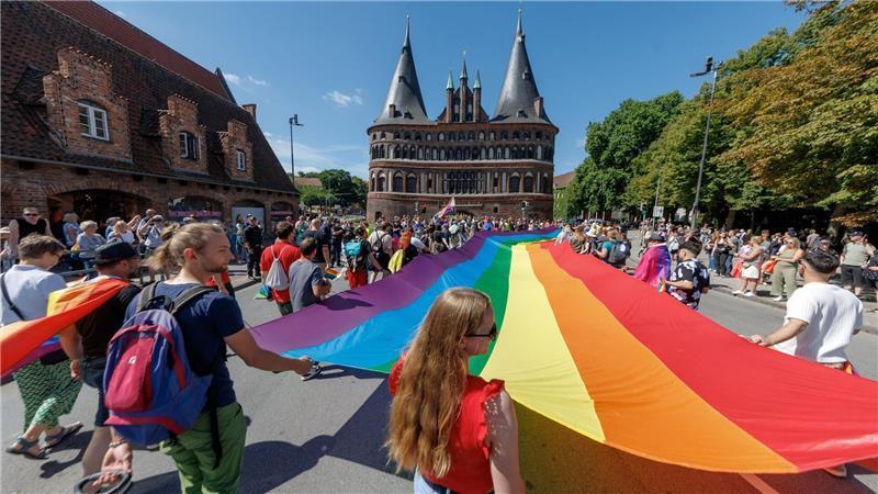 Großer Andrang zur Pride Parade in Lübeck Der Andrang zur Pride Parade war größer als erwartet.