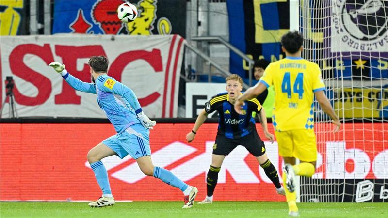 Sieg in Saarbrücken: Braunschweig vor Zweitliga-Verbleib Der Anfang vom Ende für den 1. FC Saarbrücken: Torwart Menzel kann das 0:1 nicht verhindern.