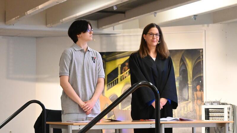 Der Angeklagte Amir mit seiner Rechtsanwältin Katharina Wichmann. Zunächst will er sich nicht zu den Vorwürfen äußern.