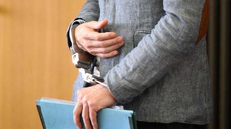 Zeuge über Christian B.: Er wirkte damals merkwürdig Der Angeklagte Christian B. kommt mit Handschellen in den Gerichtssaal im Landgericht Braunschweig.