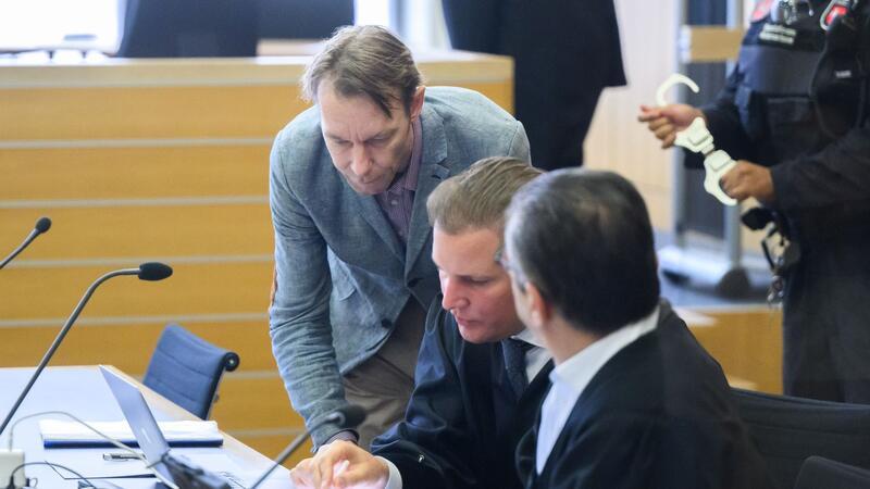 Zentraler Zeuge im Prozess gegen Christian B. im Fokus Der Angeklagte Christian B. (l) im Landgericht Braunschweig neben seinen Anwälten.