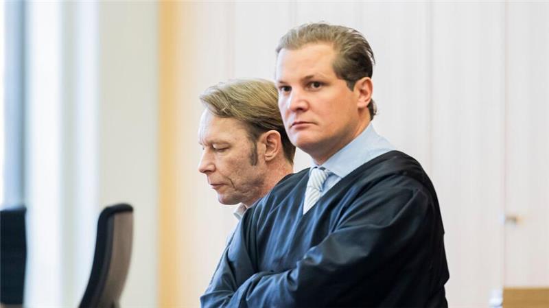Der Angeklagte Christian B. (l.) nahm das Urteil neben seinem Verteidiger Friedrich Fülscher regungslos auf (Foto aktuell).