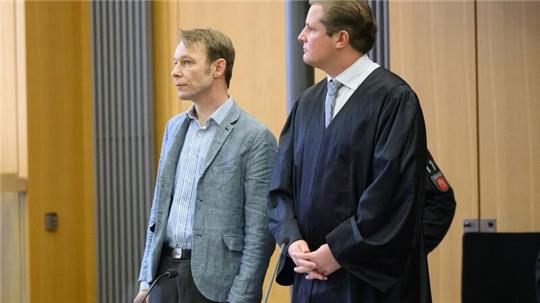 Der Angeklagte Christian B. (l) steht im Gerichtssaal im Landgericht Braunschweig neben seinem Anwalt Friedrich Fülscher.
