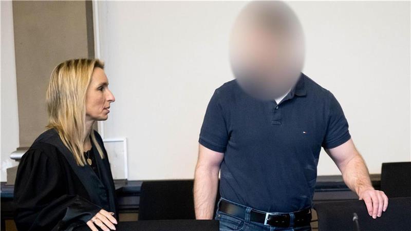 Der Angeklagte Florian G. steht neben seiner Verteidigerin Daniela Post im Gerichtssaal vom Landgericht Verden. Der Soldat hat mit einer Waffe vier Menschen im Landkreis Rotenburg umgebracht.