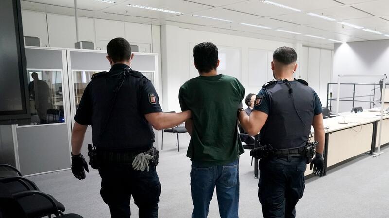 Lebenslang für Messerangriff in Brokstedt gefordert Der Angeklagte Ibrahim A. wird in Handschellen in den Gerichtssaal im China Logistic Center gebracht.