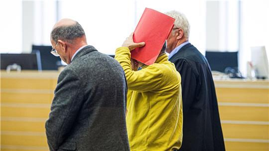 Der Angeklagte (M) soll lebenslang ins Gefängnis und hat durch das Urteil nur eine geringe Chance auf eine vorzeitige Entlassung. (Archivbild) 