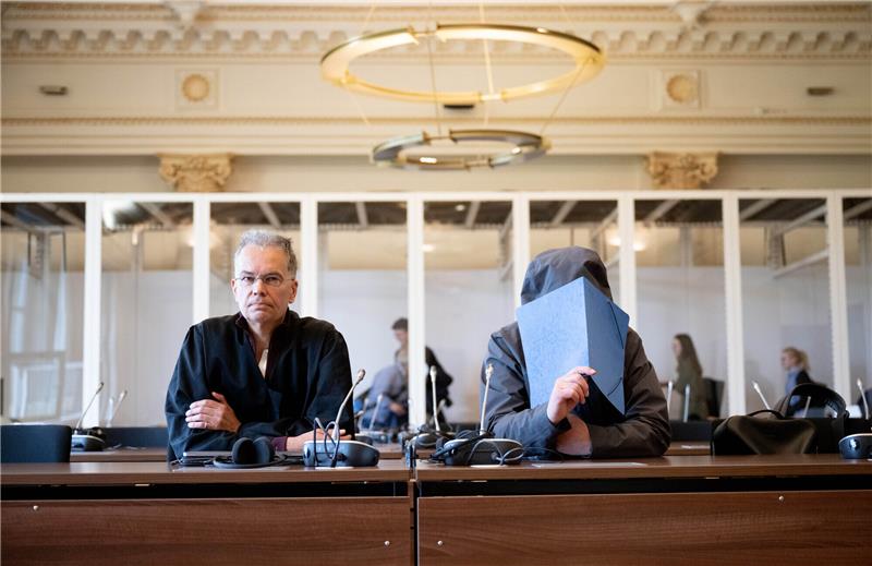 Der Angeklagte Michael Osterburg (r) sitzt in einem Gerichtssaal im Strafjustizgebäude neben seinem Rechtsanwalt Nils Fock. Foto: Daniel Reinhardt/dpa Pool/dpa