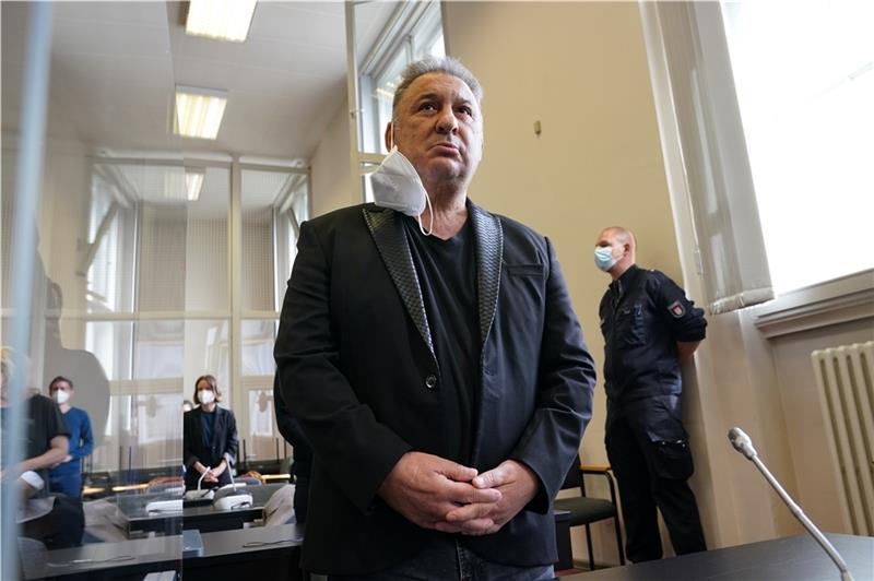 Der Angeklagte „Milliarden-Mike“ steht zu Beginn des Prozesses im Sitzungssaal. Foto: Brandt/dpa