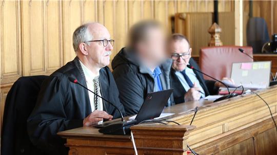 Der Angeklagte (Mitte) mit seinen Verteidigern Helmut Pollähne (l.) und Thomas Domanski. Foto: Sussek