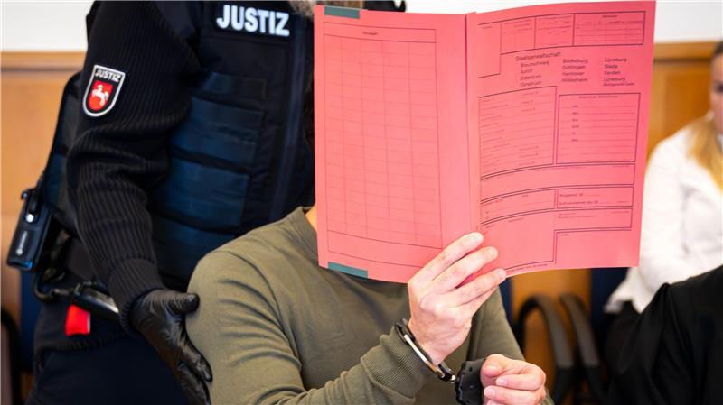 „Wir lassen nicht zu, dass kriminelle Clans unseren Rechtsstaat missachten“ Der Angeklagte Mustafa M. im Verhandlungssaal des Landgerichts Stade. Er wurde wegen Mordes zu einer lebenslangen Freiheitsstrafe verurteilt. Das Urteil ist aber noch nicht rechtskräftig.