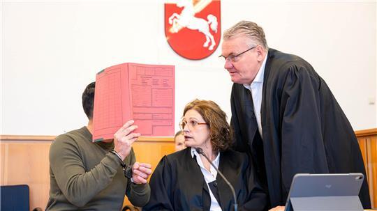 Der Angeklagte Mustafa M. spricht mit seinen Anwälten Dinah Busse und Dirk Meinicke. Die Aufnahme entstand am Freitag, dem Tag des Urteils.