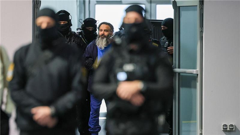 Der Angeklagte Taleb al-Abdulmohsen wird in den Gerichtssaal geführt.