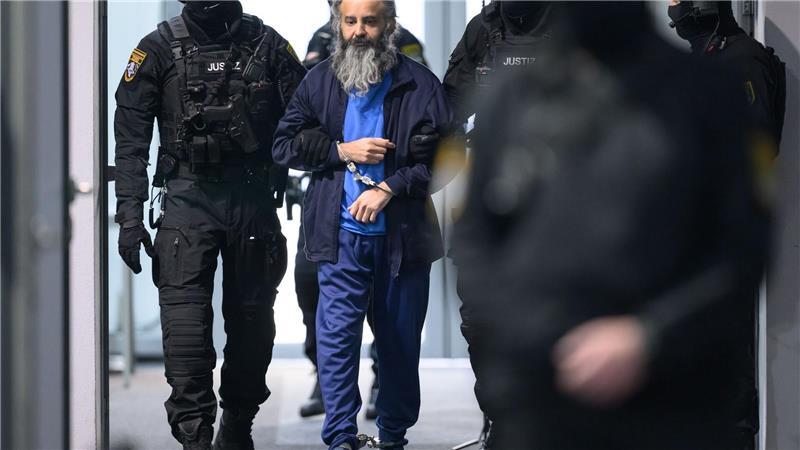 Der Angeklagte Taleb al-Abdulmohsen wird in den Gerichtssaal geführt. 