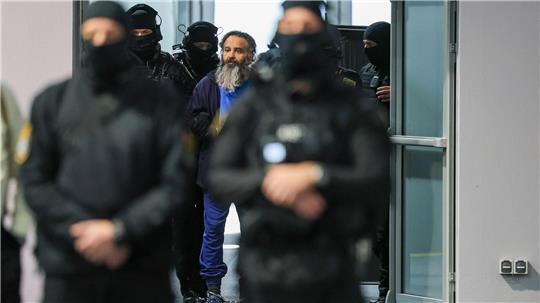 Der Angeklagte Taleb al-Abdulmohsen wird nach einer Pause wieder in den Gerichtssaal im temporären Gerichtsgebäude des Landgerichtes Magdeburg geführt.