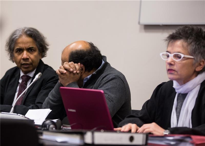Der Angeklagte Yogendran G. (Mitte) beim Prozessauftakt im Gerichtssaal im Strafjustitzgebäude neben seiner Anwältin Edith Lunnebach (rechts) und einem Dolmetscher. Foto Charisius/dpa