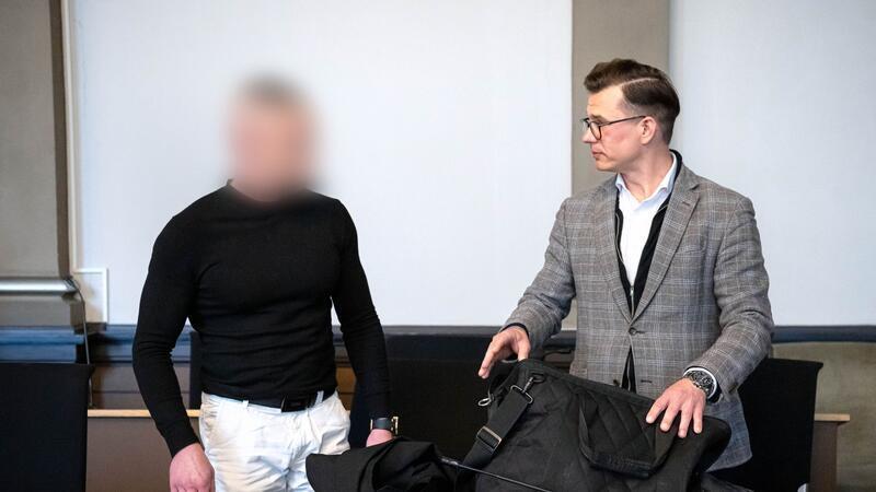 Der Angeklagte äußerte sich zunächst nicht.