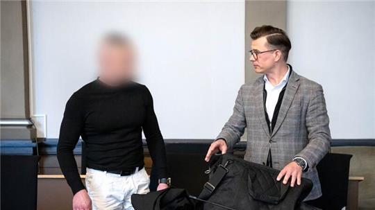 Der Angeklagte äußerte sich zunächst nicht.