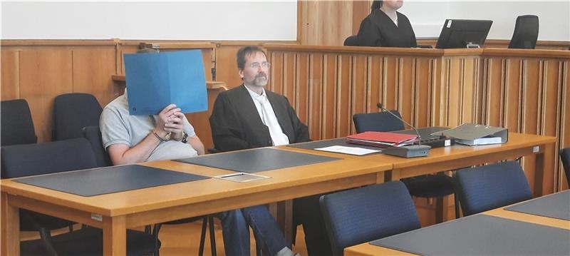 Der Angeklagte aus Harsefeld entschied sich am ersten Prozesstag für ein Geständnis. Nicht sein Anwalt Dierk Fittschen, sondern er selbst übernahm das Reden. Foto: Fehlbus