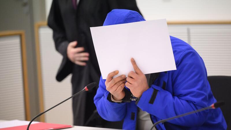 Neun Jahre Haft für tödliche Samuraischwert-Attacke Der Angeklagte beim Prozessauftakt im Gerichtssaal im Landgericht Braunschweig.