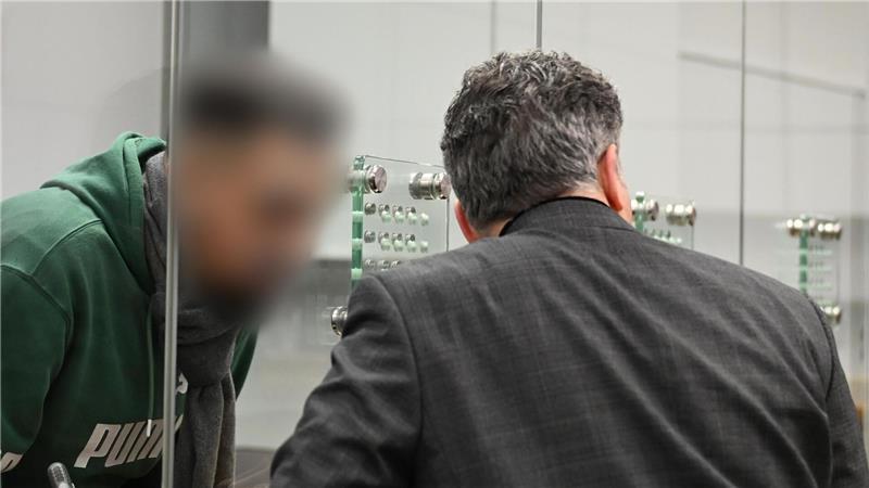 Drohnen für Hisbollah? 35-Jähriger in Celle vor Gericht Der Angeklagte bespricht sich mit einem seiner Dolmetscher. Bislang sind im Prozess gegen das mutmaßliche Mitglied der Hisbollah Verhandlungstermine bis August 2026 angesetzt.