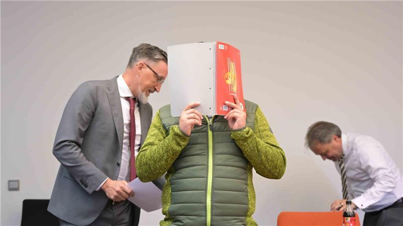 Der Angeklagte bestreitet die Vorwürfe.