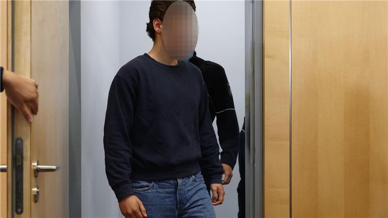 Der Angeklagte betritt den Gerichtssaal.