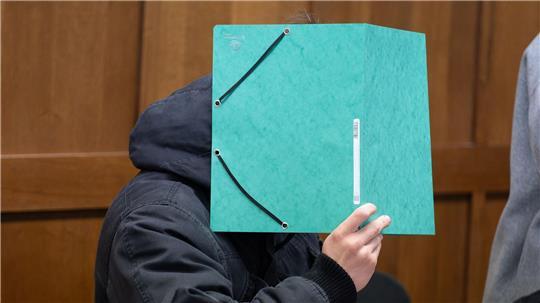 Der Angeklagte erhält nach seiner rassistischen Tat in einer NS-Gedenkstätte eine Bewährungsstrafe.