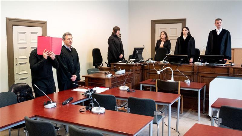 Der Angeklagte hat nach Angaben des Richters gestanden, an einer Bestrafungsaktion im Drogenmilieu teilgenommen zu haben.